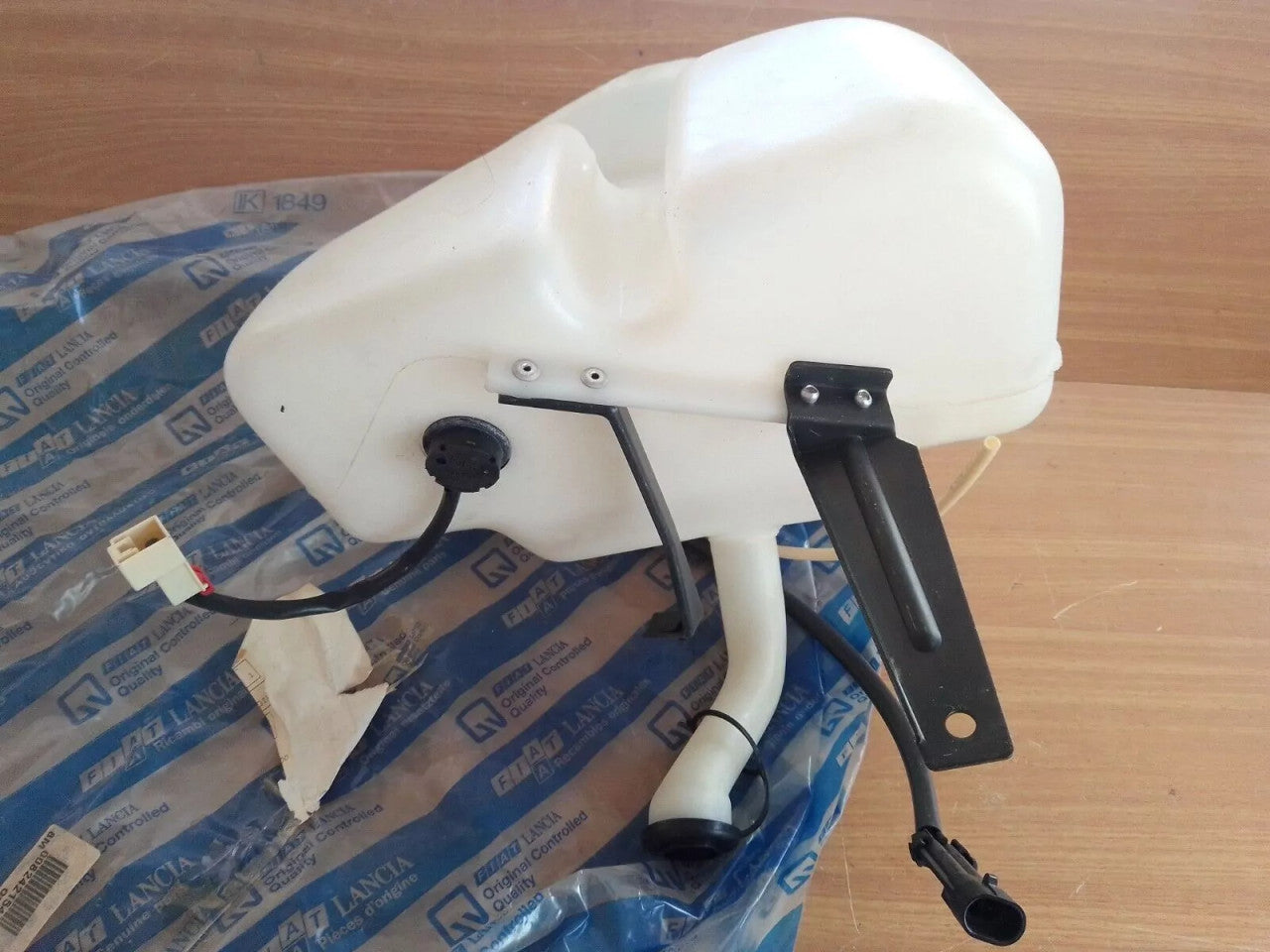 Wipers Reservoir Tank fits Fiat Croma 82421548 Genuine View Rear