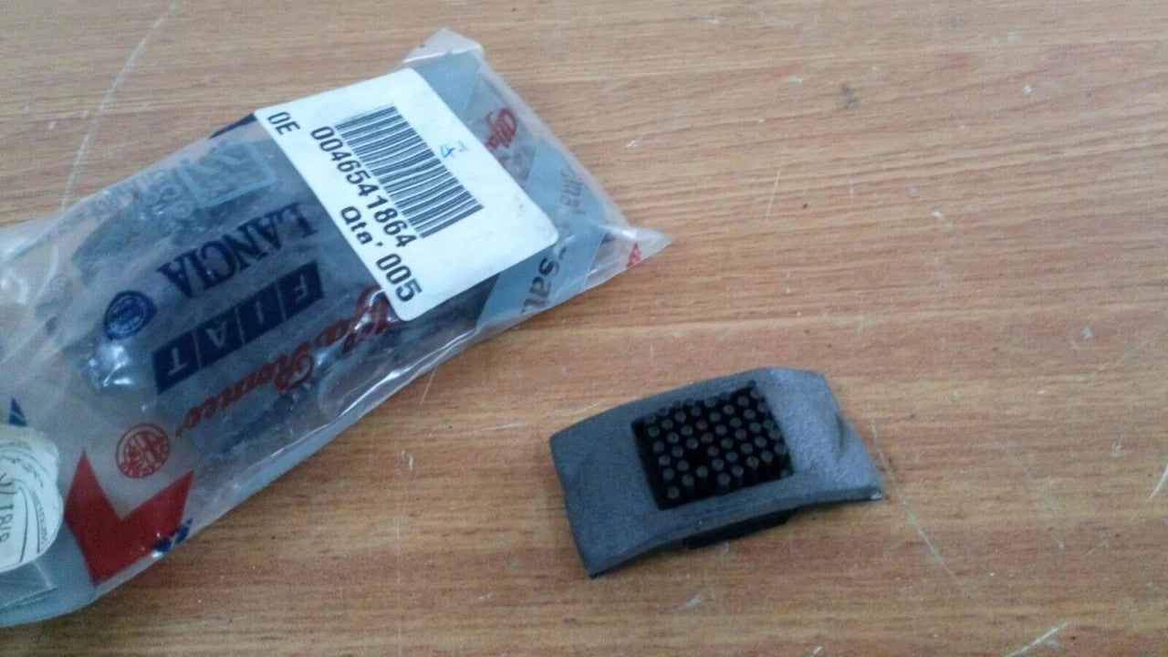 2x Windscreen Clip fits Fiat Lancia Alfa Romeo 46541864 Genuine View Front