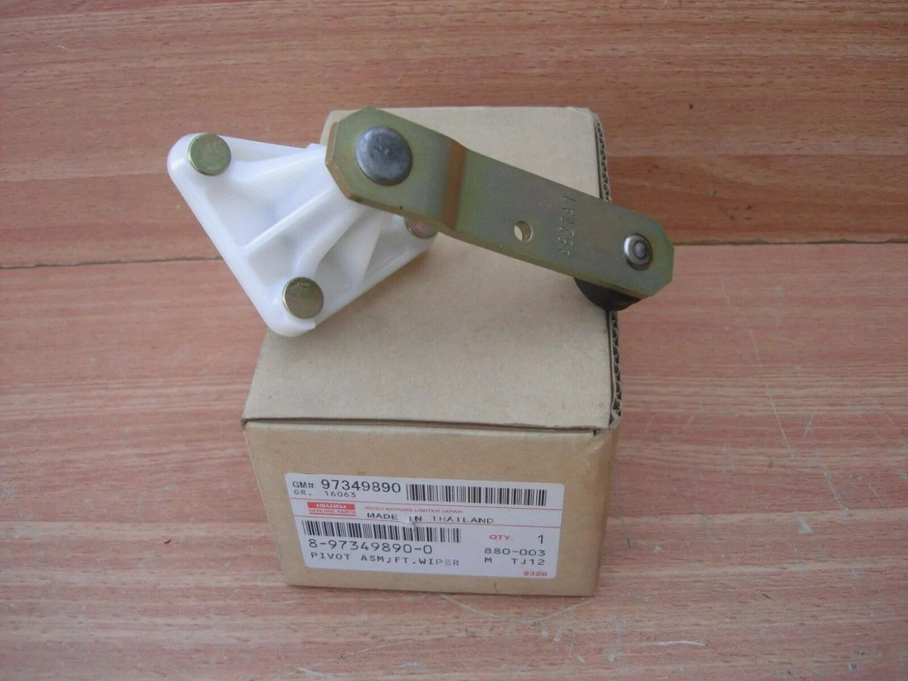 Windscreen Wipers Pivot Left fits Isuzu Dmax D-Max Rodeo 8973498900 Genuine View Rear