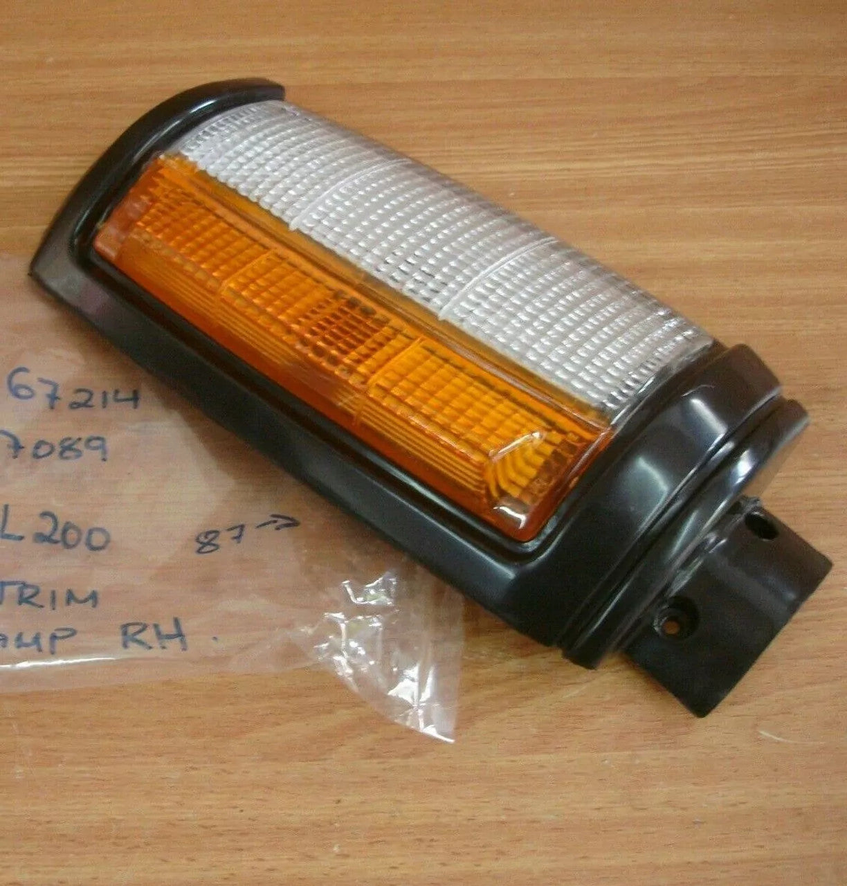 Turn Signal Front Right fits Mitsubishi L200 Triton Strada K11T K14T K24T K34T MB527089 View Front