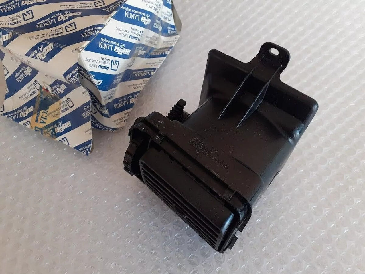 Air Vent fits Fiat Uno Turbo Fiorino Elba Mille 181501680 Genuine View Rear