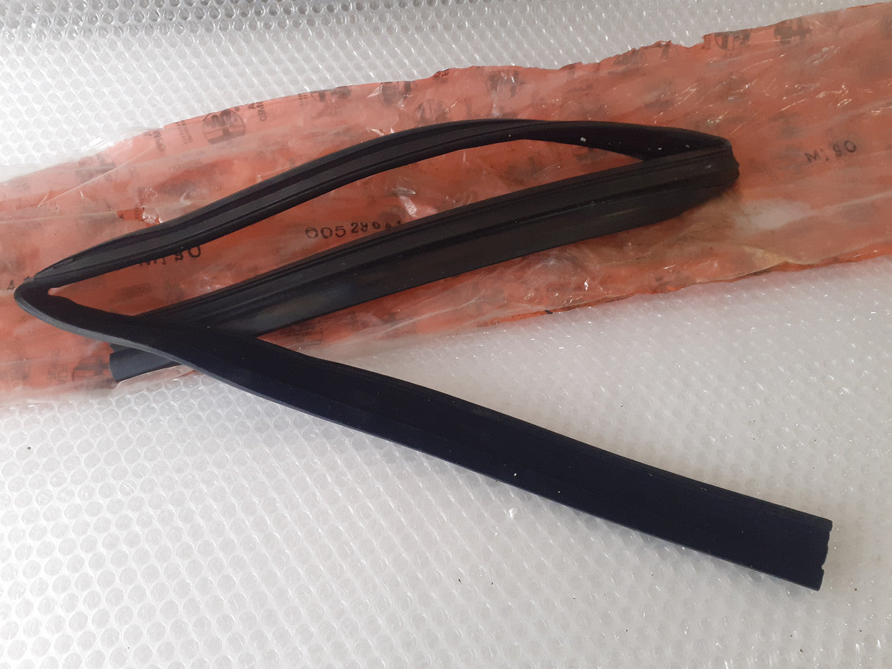 Window Seal Front Left fits Alfa Romeo 75 60529641 Genuine View Front