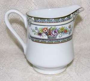 Mikasa Cambridge L9015 Creamer. 3 5/8"