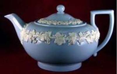 Wedgwood - Cream on Lavender ~ Plain - Tea Pot