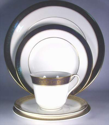 Royal Doulton Rochelle Dinner Plate - Light Wear – Rochelle by Royal Doulton.