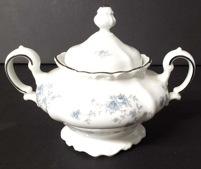 Haviland Johann Blue Garland Sugar Bowl with Lid – from the Blue Garland collection by Haviland Johann.