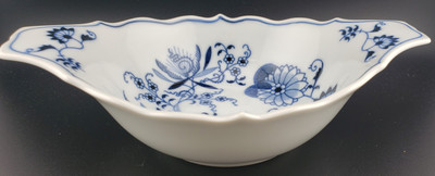 Blue Danube Lug Deep Dish, 8 3/4", features classic blue onion design