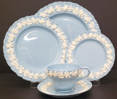 Wedgwood - Cream on Lavender (Shell Edge) - Place Setting - 5 Piece - N