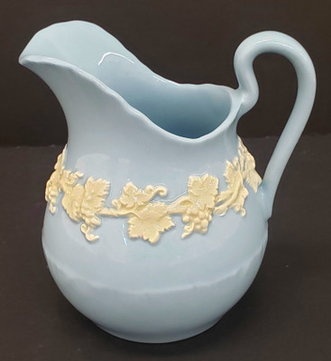 Wedgwood - Cream on Lavender (Shell Edge) - Creamer - N