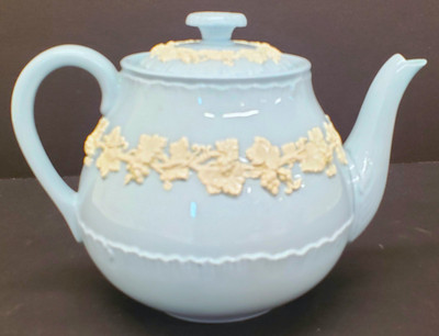 Wedgwood - Cream on Lavender (Shell Edge) - Tea Pot - N