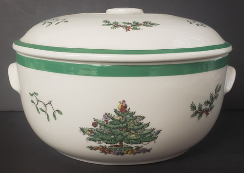 Spode Christmas Tree Green Trim S3324 Covered Casserole Round from the Christmas Tree (green Trim) collection by Spode.