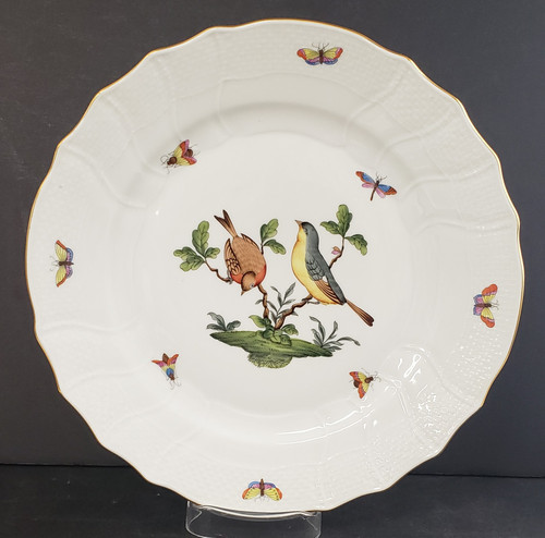 Herend Rothschild Bird (RO) Dinner Plate Design  7, 10 1/4". Hand-painted porcelain with gold scrollwork and bird designs.