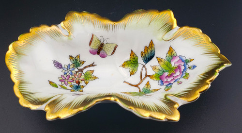 Herend Queen Victoria (Green Border) 6" Leaf Dish, Top View.
