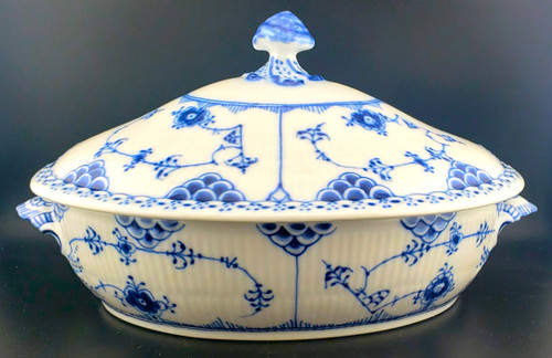 Royal Copenhagen - Blue Fluted~Half Lace - Covered Bowl- Oval 622 - N