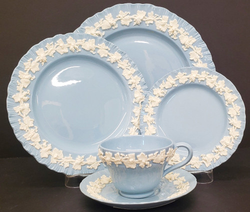 Wedgwood - Cream on Lavender (Shell Edge) - Place Setting - 5 Piece - N