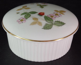 Wedgwood - Wild Strawberry R4406 - Round Box with Lid - N