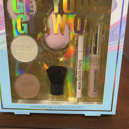 Get Your Glow on The Art of Make up Kit Cosmetic R14