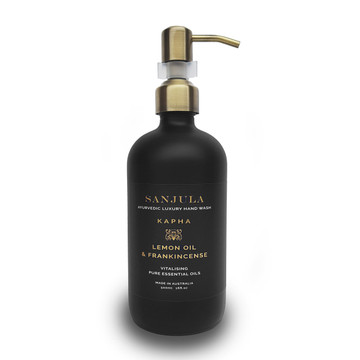 Rich and velvety paraben and sulphate free liquid soap blended with pure essential oils to invigorate and stimulate oily and sluggish skin. Suitable for hands, face and body.  500ml matte black glass bottle with brushed brass pump.