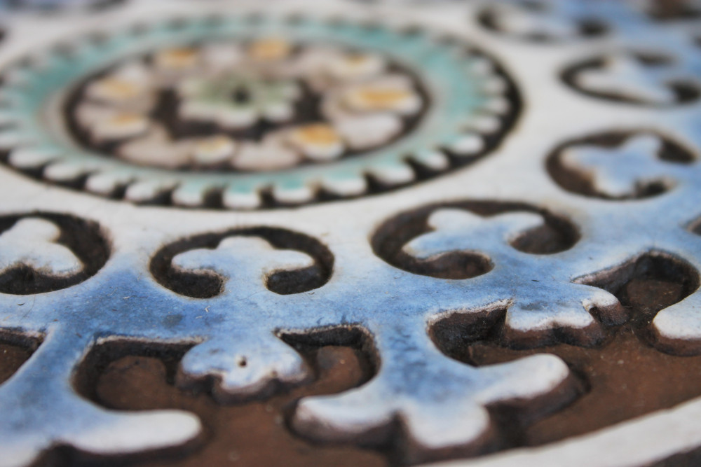 These circular handmade tiles make unique wall hangings for kitchens, bathrooms or outdoor wall art. Our decorative tiles can also be combined with our other circular tiles to make larger wall art installations.