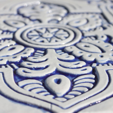 Large blue and white Spanish tile zoom detail