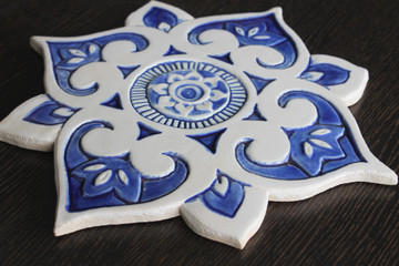 These circular handmade tiles make unique wall hangings for kitchens, bathrooms or outdoor wall art. Our blue and white decorative tiles can also be combined with our other circular tiles to make larger wall art installations.