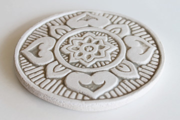 These circular handmade tiles make unique wall hangings for kitchens, bathrooms or outdoor wall art. Our beige and white decorative tiles can also be combined with our other circular tiles to make larger wall art installations.