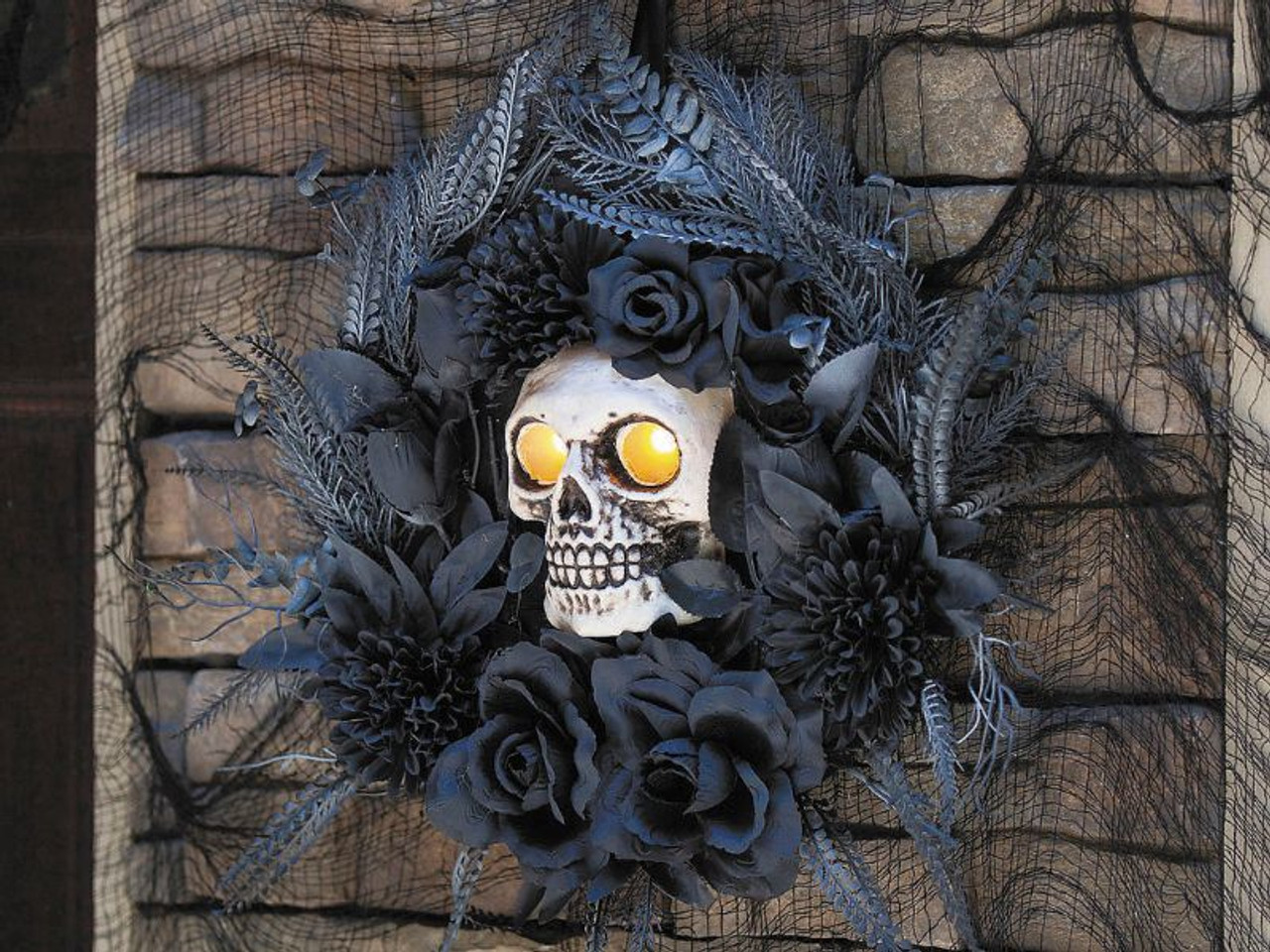 Black Wreath with Light-Up Skull & Sound - 15 3/4"