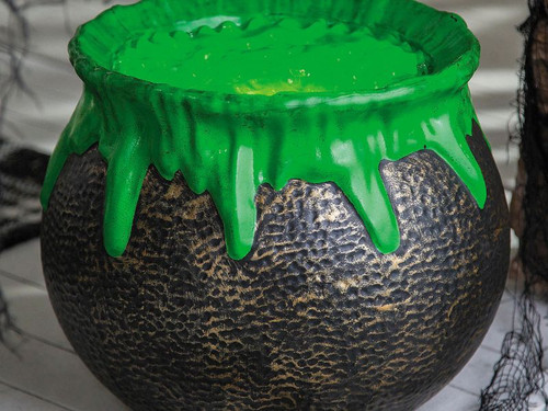 Sound-activated bubbling Halloween cauldron with lights and fog effect