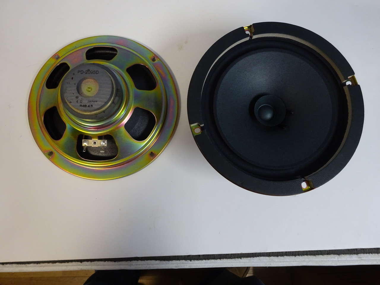 ROLAND KR4700 Speakers