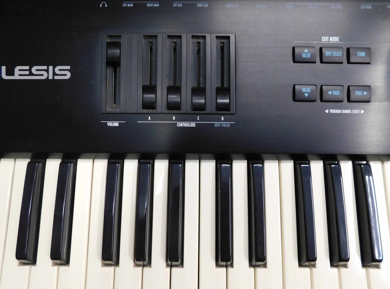 Alesis QS7 64 Voice Expandable Synthesizer