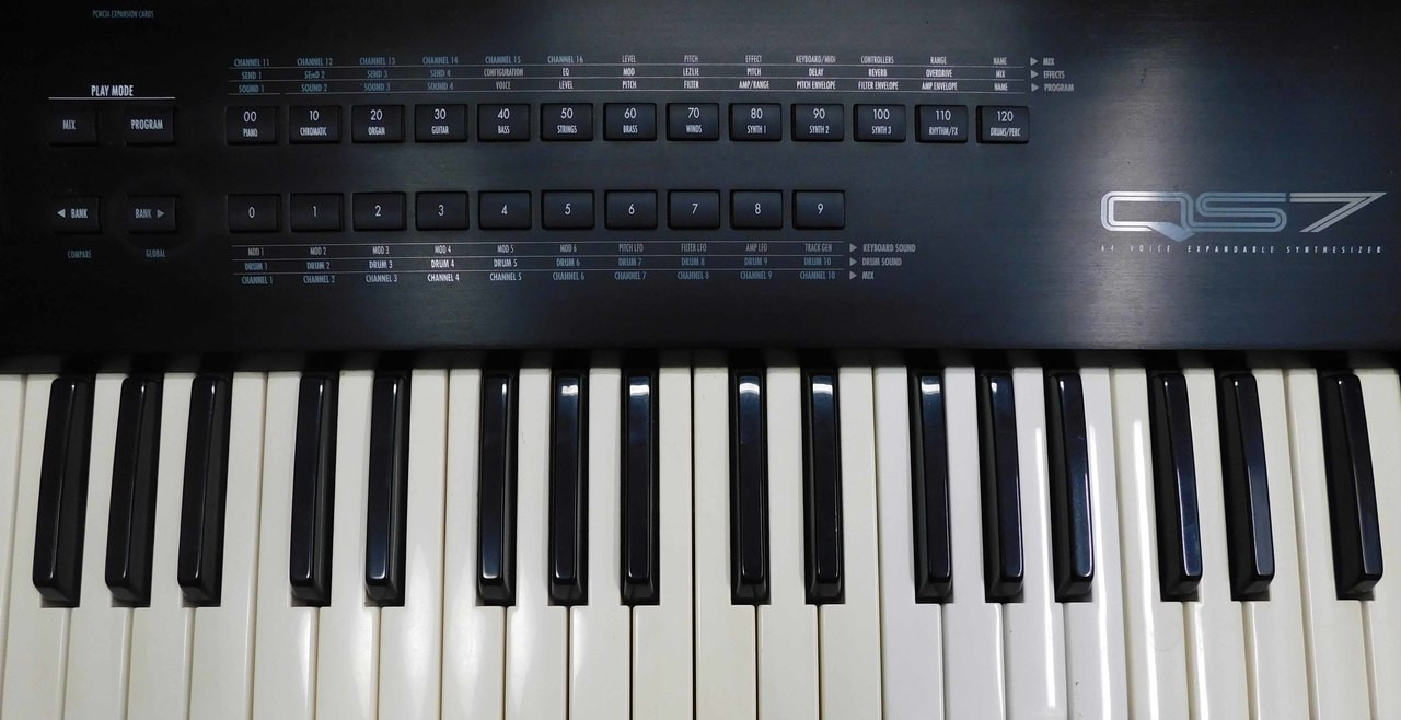 Alesis QS7 64 Voice Expandable Synthesizer