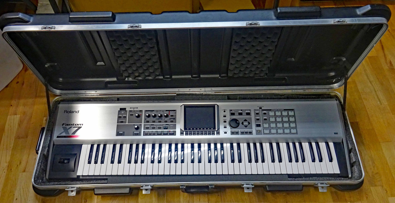 Roland Fantom X7 Music Workstation with Audio Track Expansion