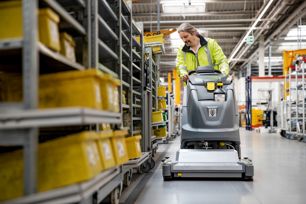 Floor scrubber B 80 W Bp + R65 + 260 Ah Wet + OBC | Karcher 9.841-203.0 application image 2