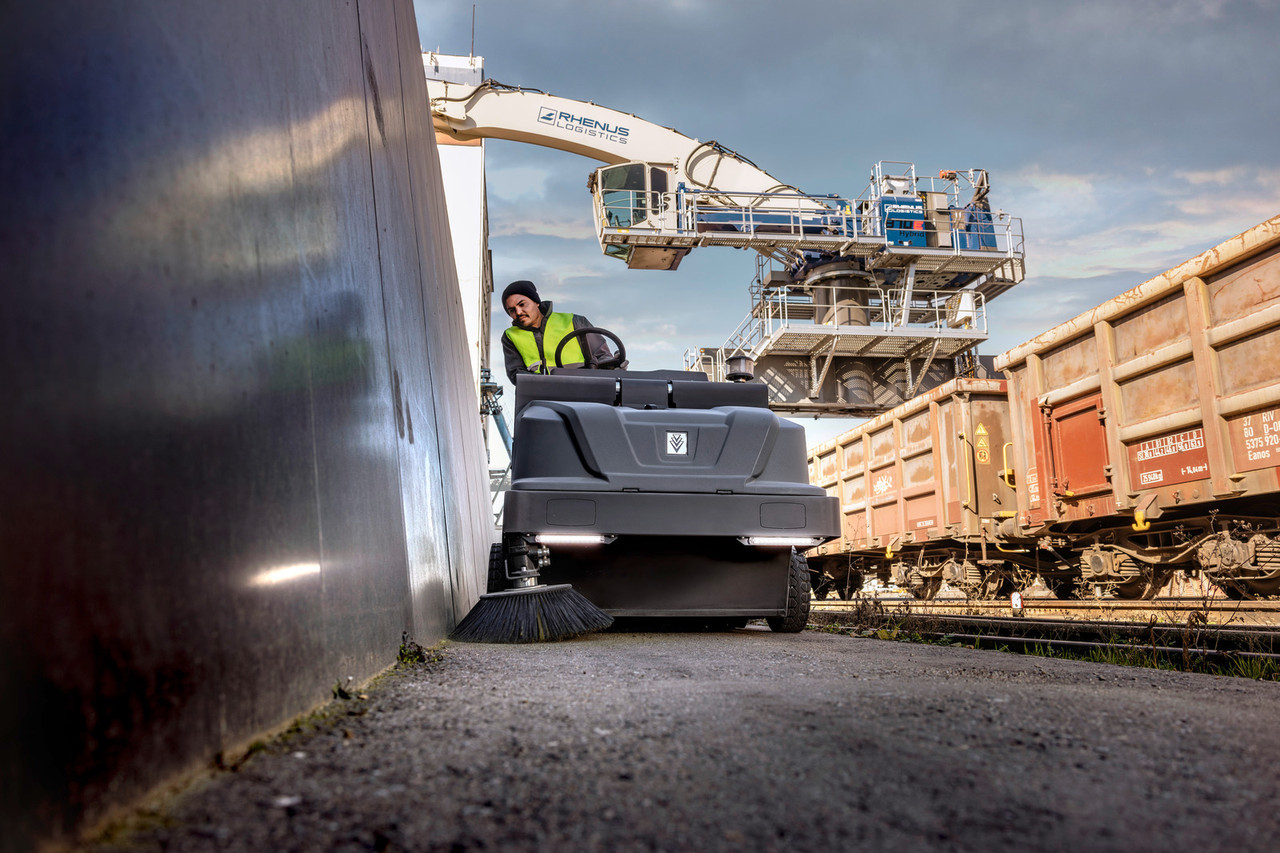 Vacuum sweeper KM 130/300 R LPG + OHG | Karcher 9.841-402.0 application image 2