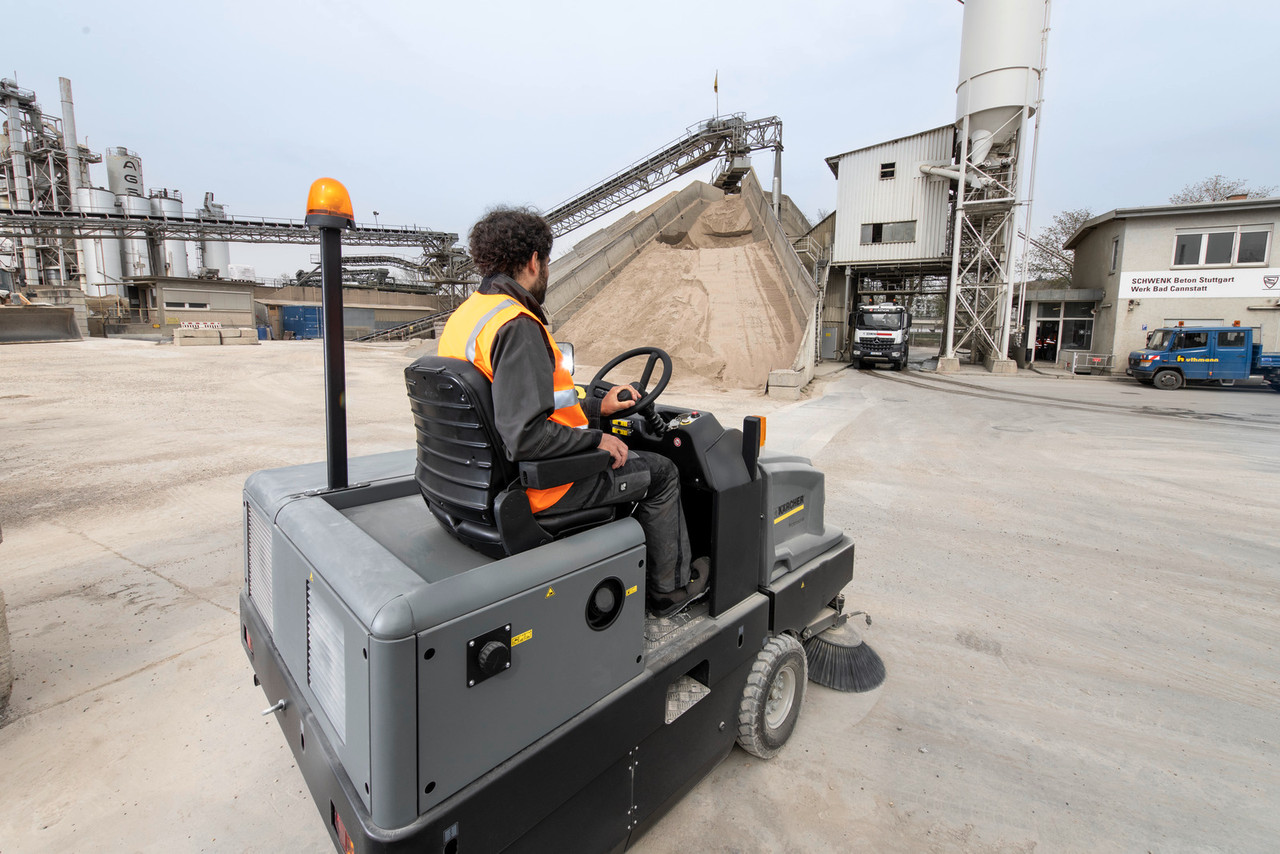 Vacuum sweeper KM 150/500 R LPG + OHG | Karcher 9.841-408.0 application image 2