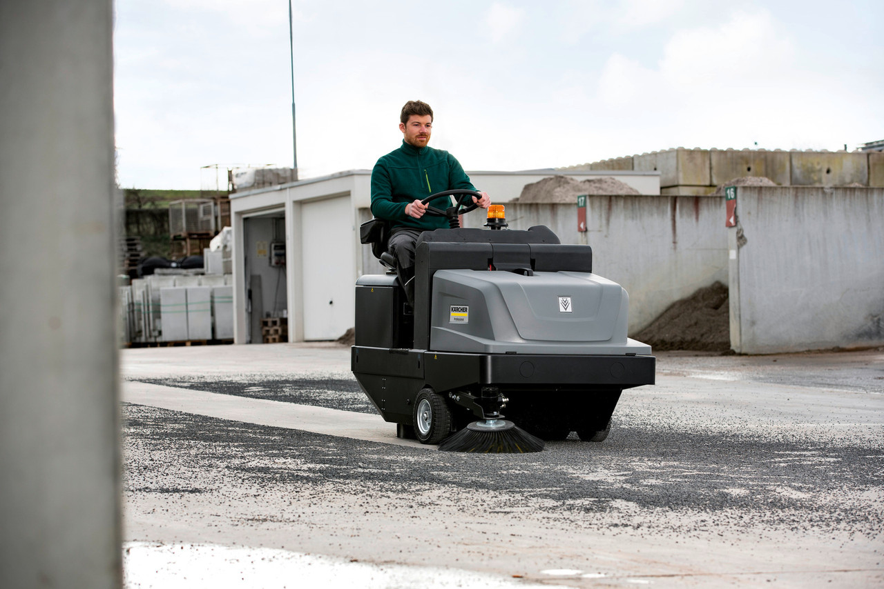 Vacuum sweeper KM 105/180 R Bp + AGM | Karcher 9.841-469.0 application image 2