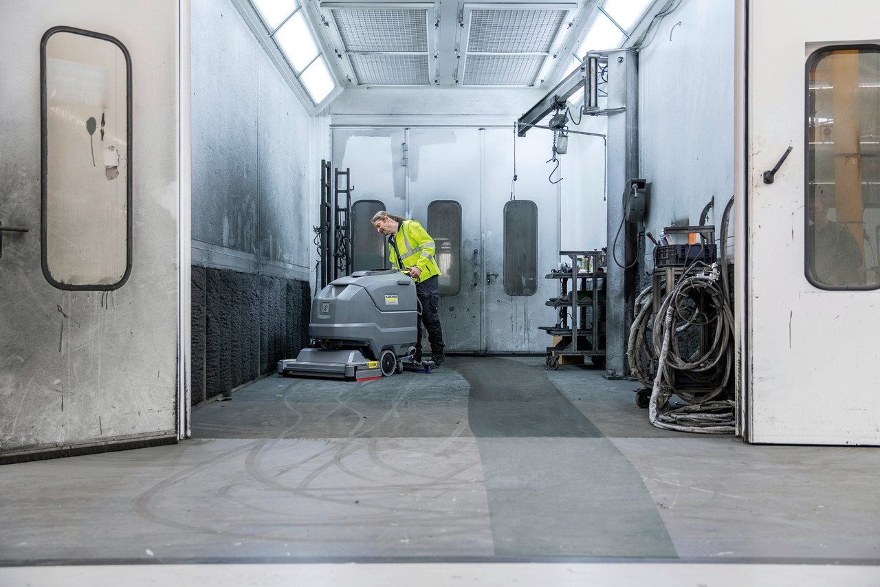 Floor scrubber BR 85/100 W Bp Classic + Li-ion | Karcher 9.848-457.0 application image 1