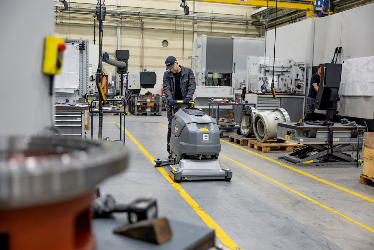 Floor scrubber BR 75/75 W Bp Classic + Li-ion | Karcher 9.848-460.0 application image 1