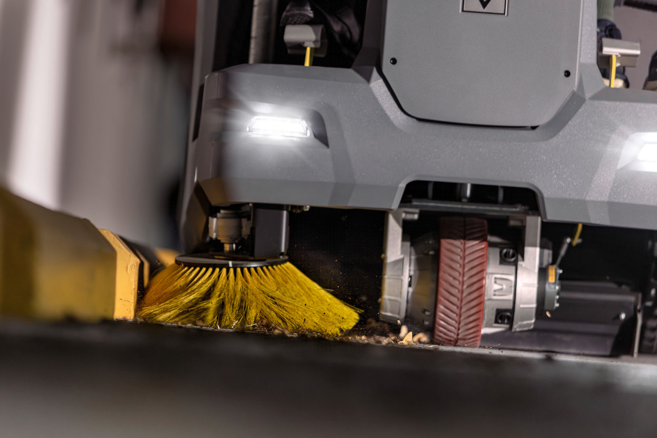 Vacuum sweeper KM 100/120 R Bp + AGM | Karcher 9.899-870.0 application image 1