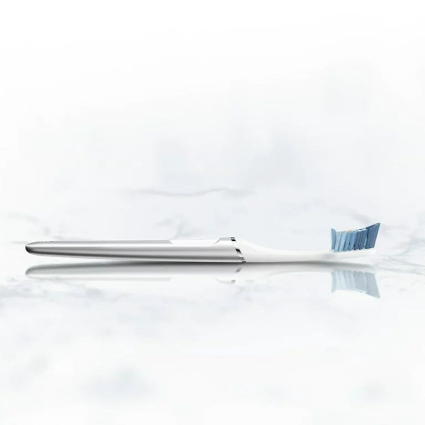 Oral-B® Clic™ Toothbrush Deluxe Starter Kit, Chrome White product image