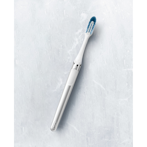 Oral-B® Clic™ Toothbrush Deluxe Starter Kit, Chrome White product image