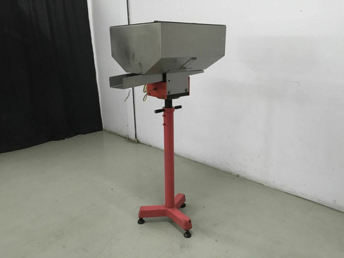 VIBRATORY CAP FEEDER FEEDING SYSTEM WITH ADJUSTABLE STAND