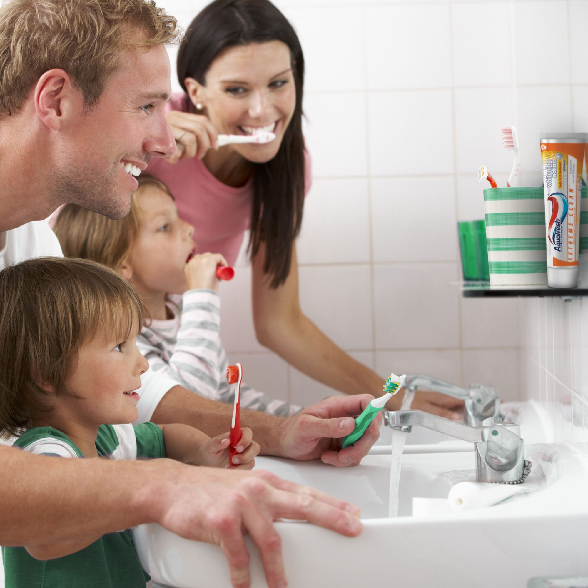 Aquafresh Extreme Clean Whitening Action Toothpaste