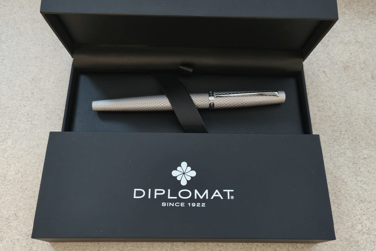 Diplomat Viper Silver Guilloche Fountain Pen Fine Nib
