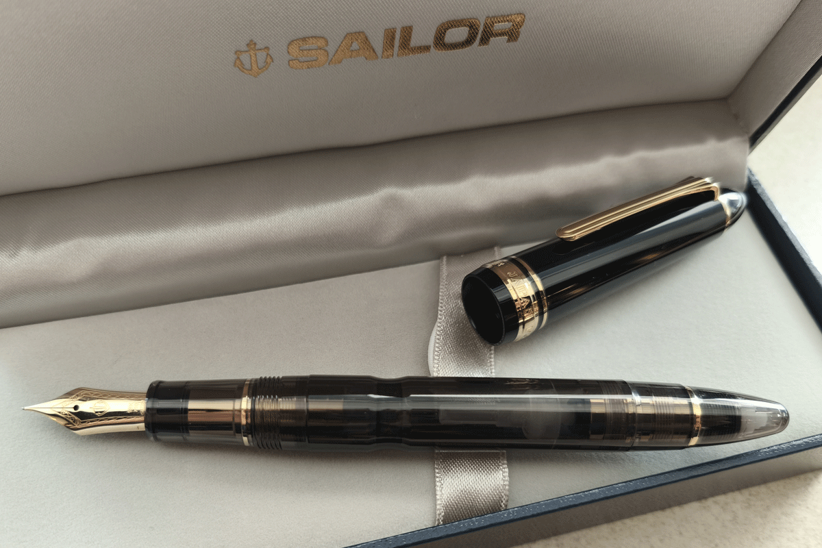 Sailor 1911 Realo Fountain Pen GT Smoke Black 18K Nib