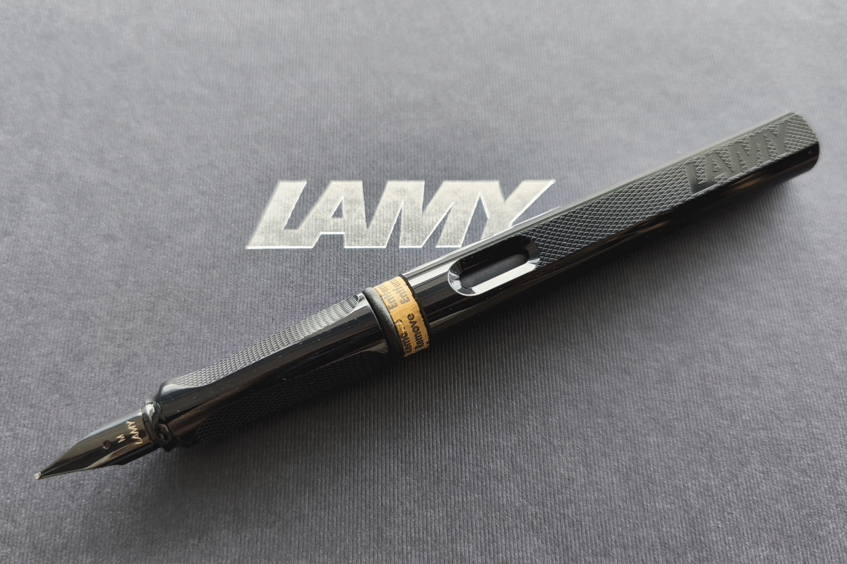 Lamy Safari Fountain Pen Meteorite Black Fountain Pen with Ink Gift Set