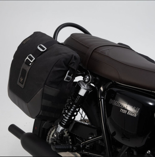 Kit Anclaje SLC + Alforjas Legend LC Triumph Bonneville T100/T120 (Black Edition) (BC.HTA.11.743.20100)