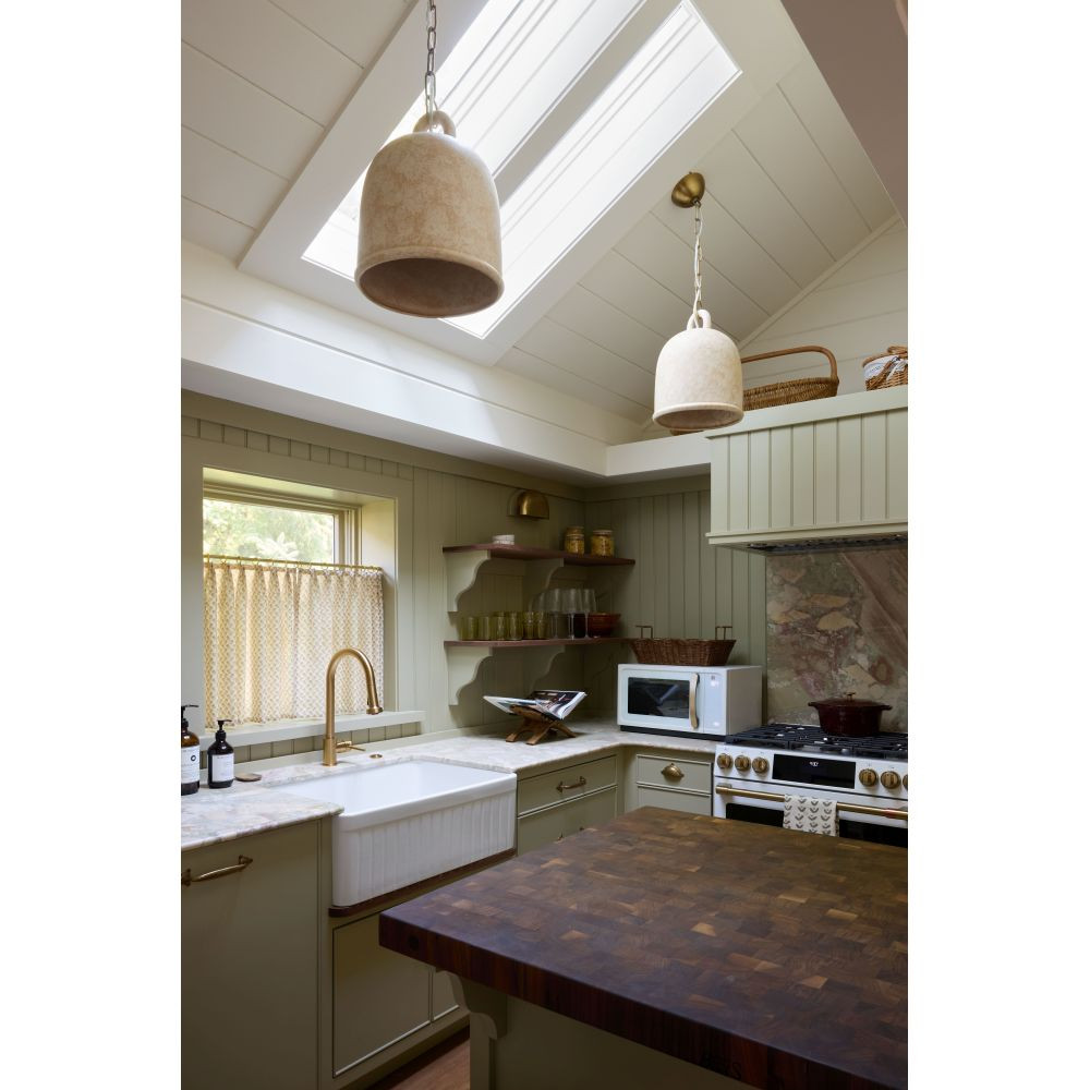 {"pim_id":"154_relic_f2712_pbrcre_diggs_1505_agb_design_kate_marker_photo_margaret_rajic__v1_1k","sku":"154_F2712-PBR/CRE","media_type":"media"}