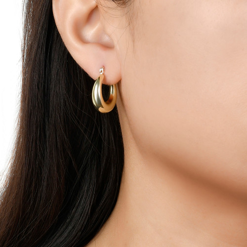 model wearing gold circle hoop earrings