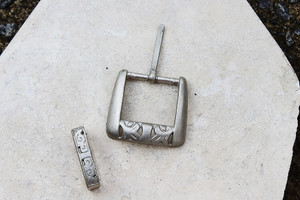 Muted Silver Metal Buckle & Feeder